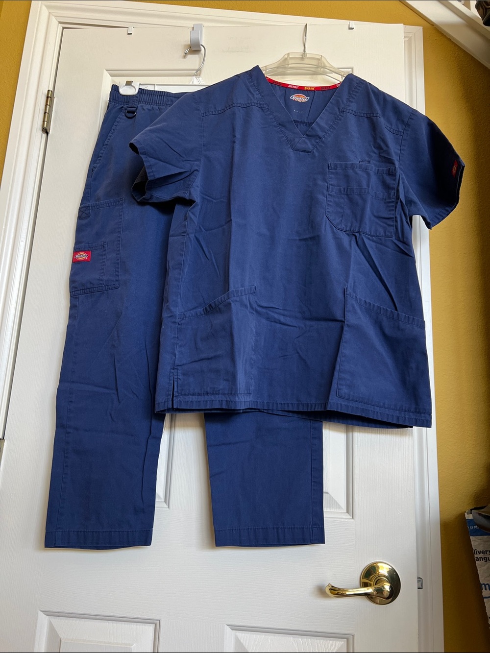 Dickies scrub sets
( short scrubs for men )
( med tops / small pants